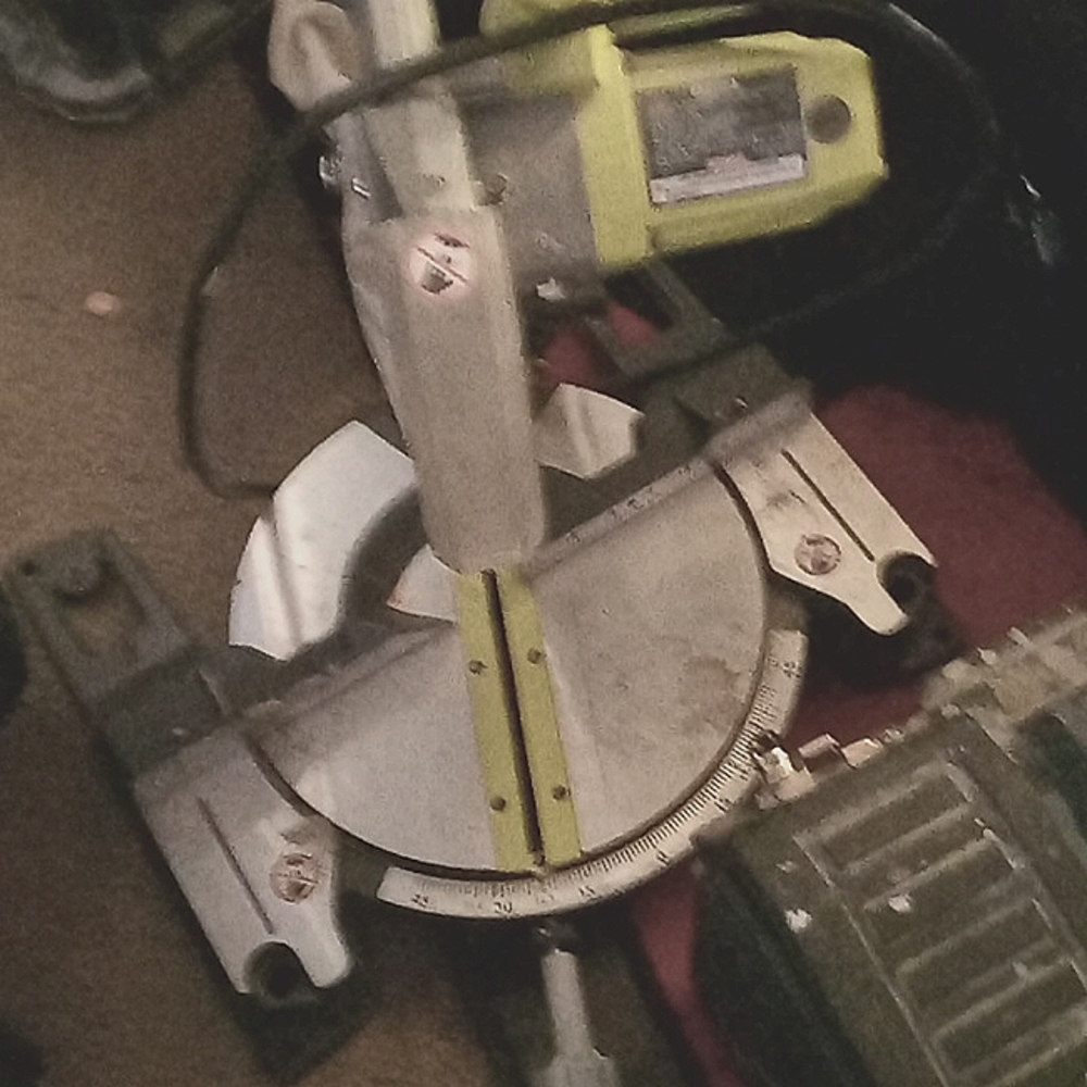 Roybi miter sawcomes with cord it is not cordless